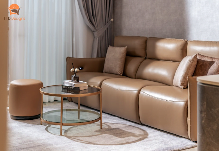 Điểm nhấn của phòng khách là bộ ghế sofa màu nâu đậm