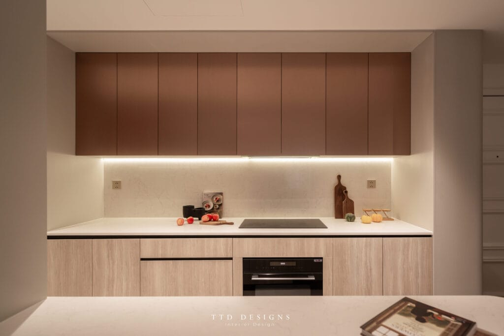 Cải tạo căn hộ 121m² sau hơn một thập kỷ thành không gian hiện đại. 10 khong gian bep chia thanh ba khu vuc chuc nang